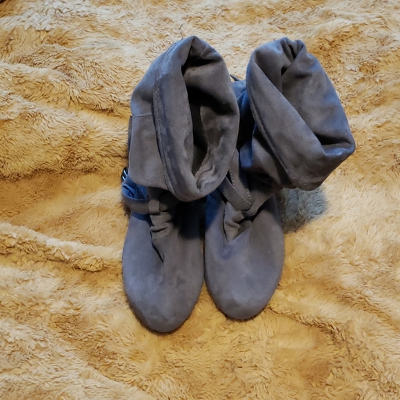 Expressions size 10 faux suede grey booties - Picture 3 of 6
